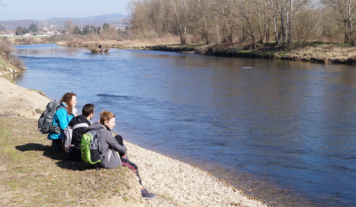 Randonneurs en bord de Loire dans le Forez