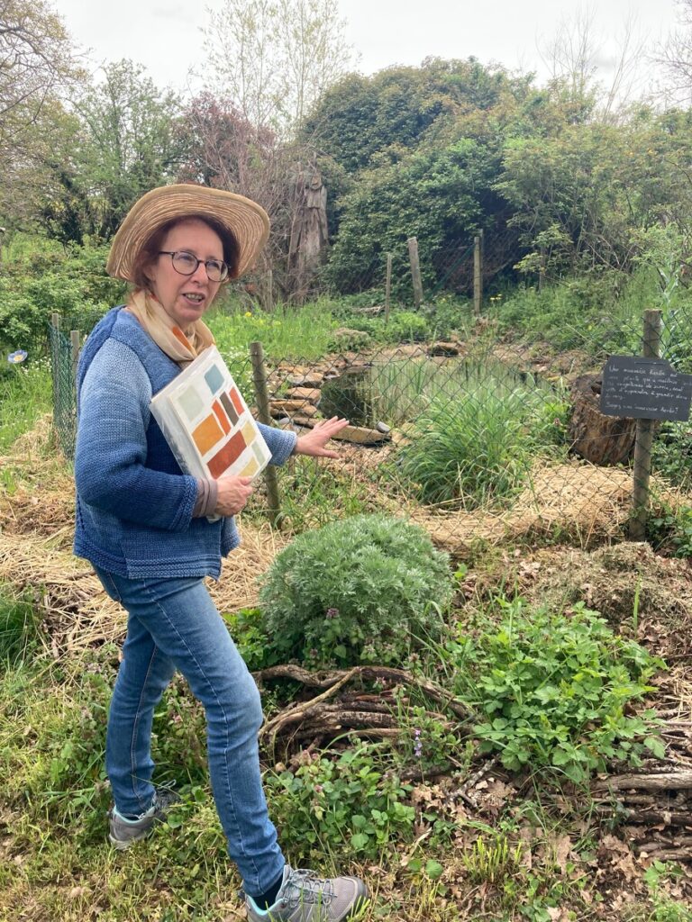 Valérie Métras au jardin des plantes à couleurs Essertines-en-Donzy