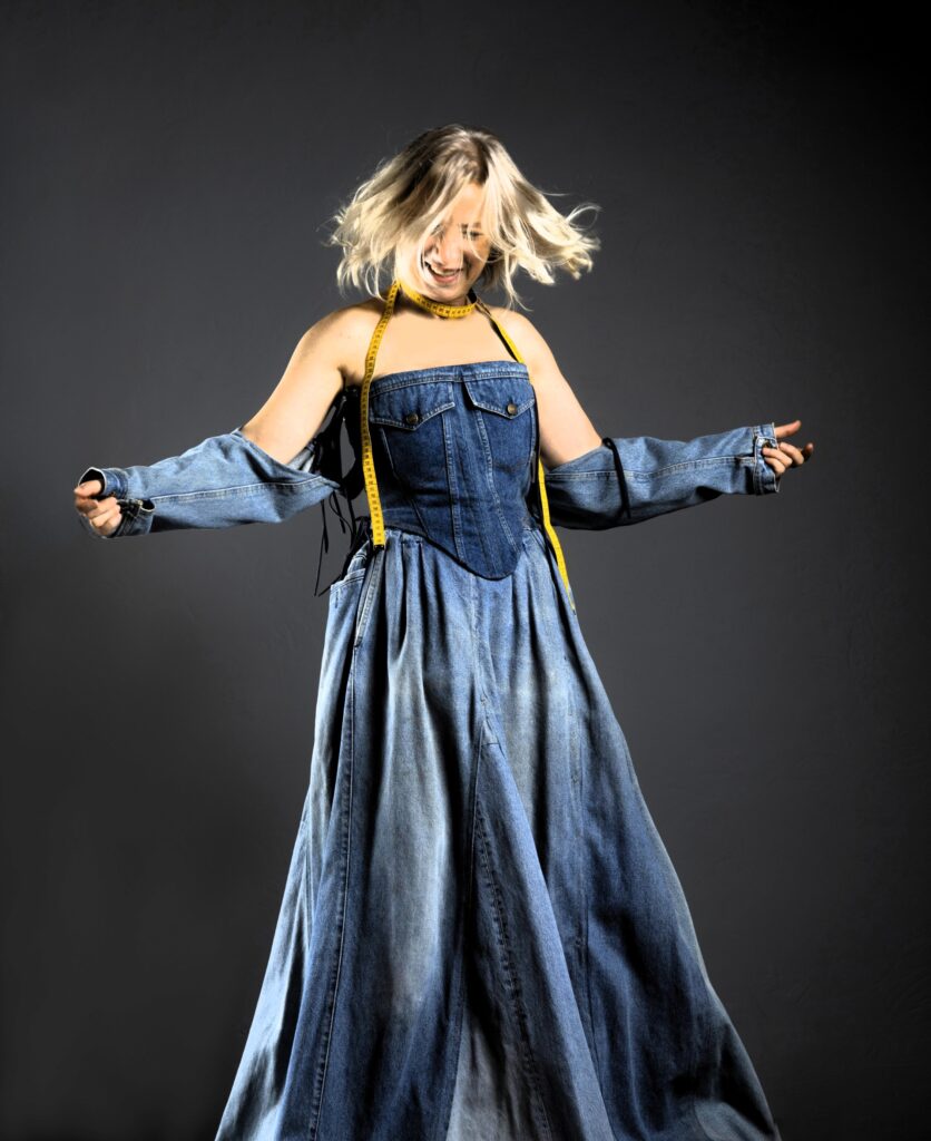 Costumière Olivia Klein avec son mètre